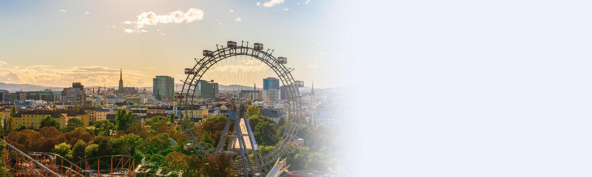 Blick über Wien mit dem Riesenrad im Vordergrund und dem Stephansdom in der Ferne